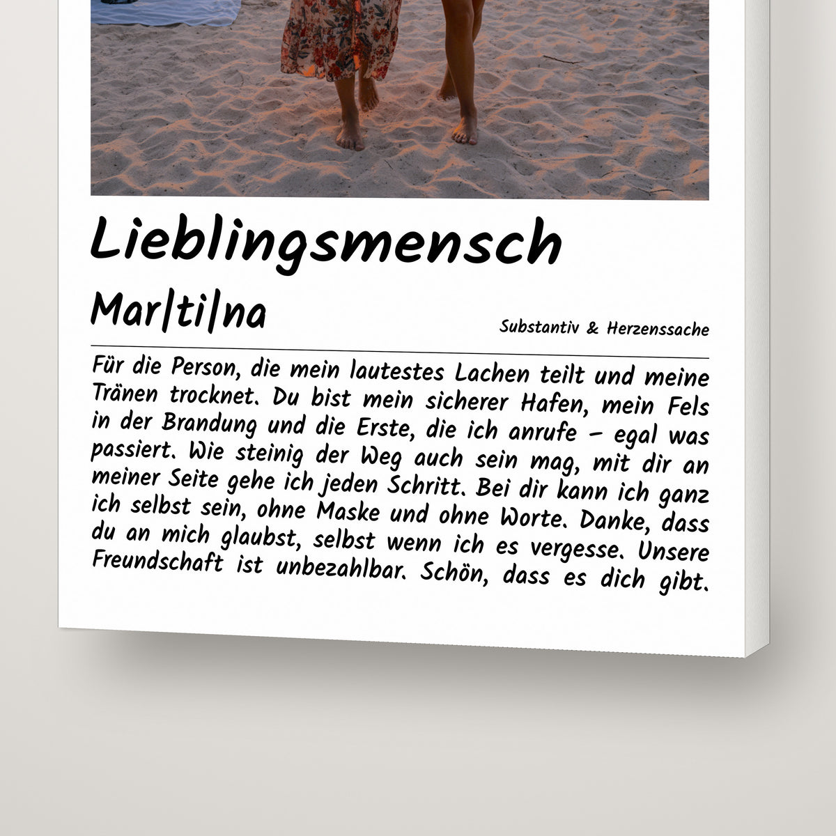 Detailansicht der Lieblingsmensch-Leinwand: Name mit Silbentrennung, „Substantiv & Herzenssache“ und Widmung in Handschrift