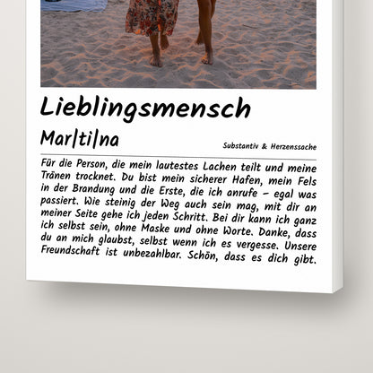 Detailansicht der Lieblingsmensch-Leinwand: Name mit Silbentrennung, „Substantiv & Herzenssache“ und Widmung in Handschrift